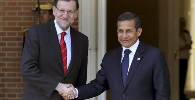 El jefe del Gobierno, Mariano Rajoy (i), saluda al presidente de Perú, Ollanta Humala, a su llegada al Palacio de la Moncloa donde se reunieron con motivo de la visita a España del mandatario peruano. EFE