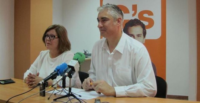 María Antonia Sanmartín y Juan Luis Lara, ediles de Ciudadanos en Mérida, en una rueda de prensa conjunta. Archivo EUROPA PRESS
