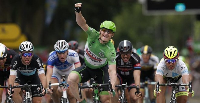 El ciclista alemán André Greipel (c), del Lotto Soudal, con el maillot verde de la regularidad, celebra su victoria en la quinta etapa del Tour. /EFE