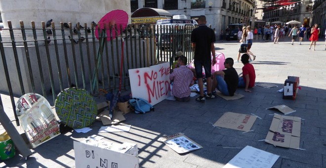 Un grupo de jóvenes está acampado en la Puerta del Sol desde este martes por la noche, en protesta por la 'ley mordaza' / A. I