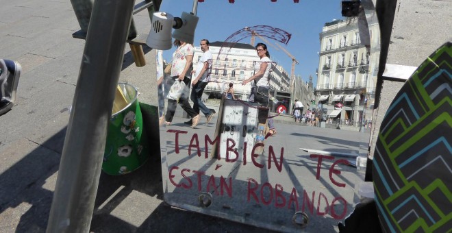 Una de las pancartas que hay en la Puerta del Sol, en protesta por la 'ley mordaza' / A. I