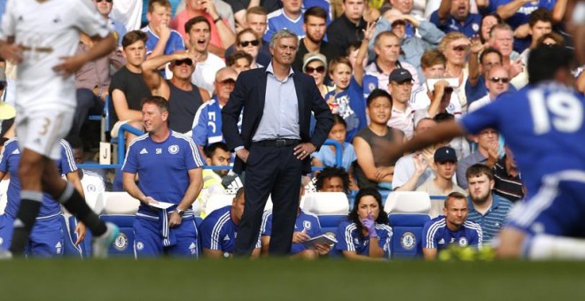 El entrenador del Chelsea, el portugués Jose Mourinho, durante el partido contra el Swansea City. En el banquillo, la médico del equipo Eva Carneiro. REUTERS/John Sibley