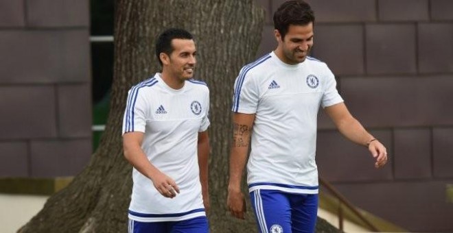 Pedro, junto a Cesc Fàbregas, en su primer entrenamiento con el Chelsea. - CHELSEA FC