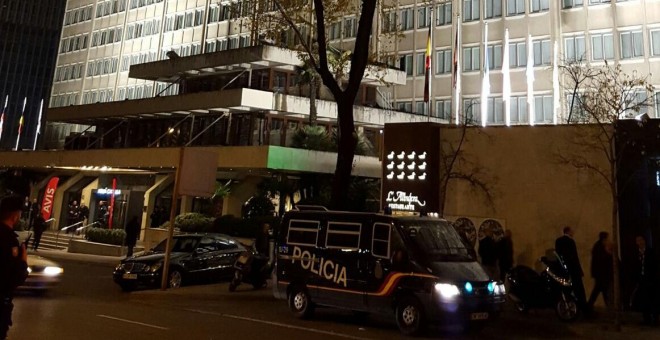 Agentes de la Policía Nacional vigilan la entrada al hotel Meliá Castilla. / Foro por la Memoria Comunidad de Madrid.