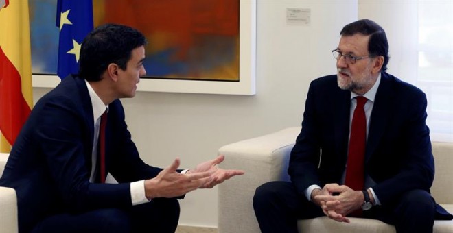 El presidente del Gobierno, Mariano Rajoy (d), y el líder del PSOE, Pedro Sánchez (i), durante su reunión en La Moncloa. /EFE