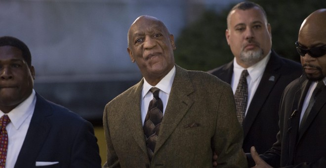 El actor estadounidense Bill Cosby sale de la corte del condado Montgomery, en el municipio de Norristown, Pensilvania (EEUU), tras su primera comparecencia de su juicio por abuso sexual. EFE/Tracie Van Auken