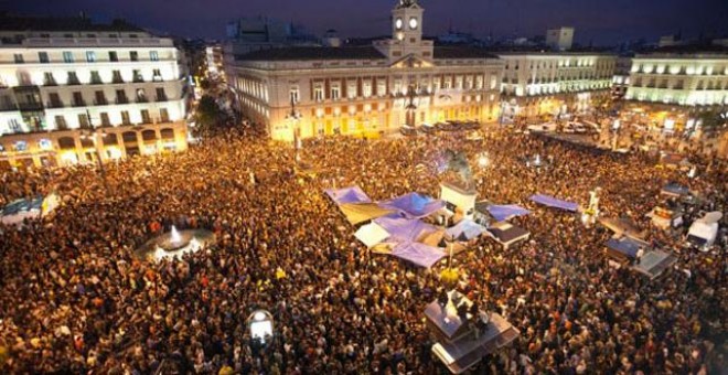 La Plaza de Sol en Madrid de noche llena de manifestantes del 15M./Público