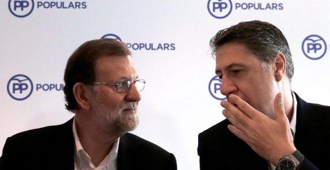 El presidente del Gobierno en funciones y líder del PP, Marinao Rajoy, junto a Xavier García Albiol (d), al inicio de la junta directiva de los populares catalanes que se celebra hoy en Barcelona, en un momento de debate soberanista y de negociaciones pa