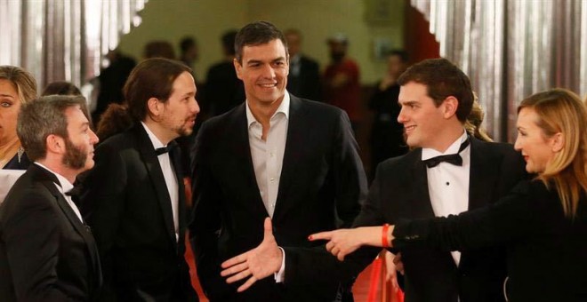 Los políticos (i-d) Pablo Iglesias, Pedro Sánchez y Albert Rivera a su llegada a la ceremonia de la 30 edición de los Premios Goya. / JUANJO MARTÍN (EFE)