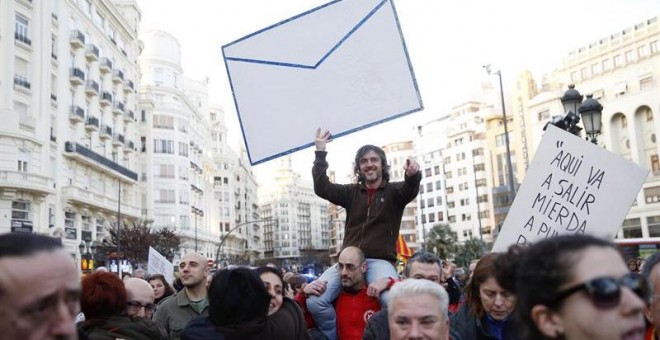 Un joven muestra un gran sobre durante la manifestación contra la corrupción hoy en Valencia, convocada por más de 75 entidades sociales, sindicales, políticas y ONG valencianas. Kai Försterling (EFE)