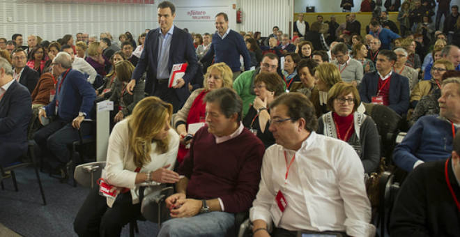 Susana Díaz conversa con Javier Fernández y con Fernández Vara en una reunión del comité federal del PSOE.