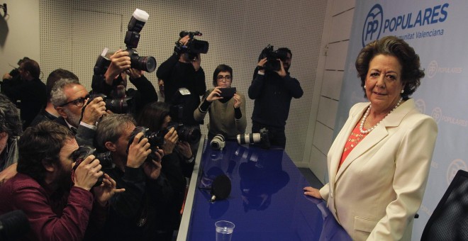 La senadora del PP y exalcaldesa de Valenciam, Rita Barbera, antes de iniciar su comparecencia ante la prensa. REUTERS/Heino Kalis