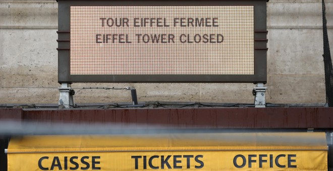 Cartel anunciando el cierre a los turistas de la Torre Eiffel, por la huelga general en Francia contra la reforma laboral de Hollande. REUTERS/Charles Platiau