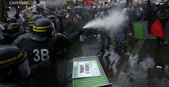 Los antidisturbios franceses ​​utilizan gases lacrimógenos con los estudiantes que se manifiestan en contra de la reforma laboral francesa en París, Francia./ REUTERS / Benoit Tessier