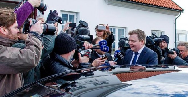 El primer ministro islandés, Sigmundur David Gunnlaugsson (c), abandona la residencia del presidente del país, Ólafur Ragnar Grímsson, tras su reunión en Reikiavik, Islandia. EFE/BIRGIR POR HARDARSON