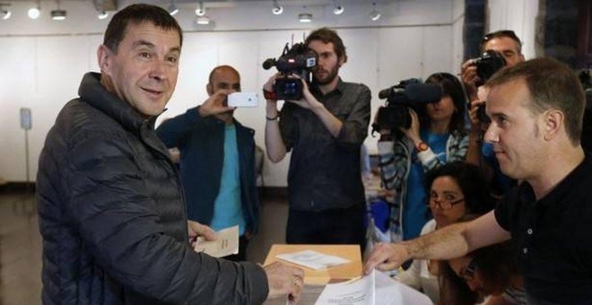 Arnaldo Otegi, secretario general de Sortu, vota en Elgoibar y pide a los vascos que sean "independentistas y de izquierdas" su apoyo a EH-Bildu. EFE