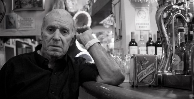 Francisco Rodríguez regenta desde hace cuarenta años el bar FM de Madrid. / CHRISTIAN GONZÁLEZ