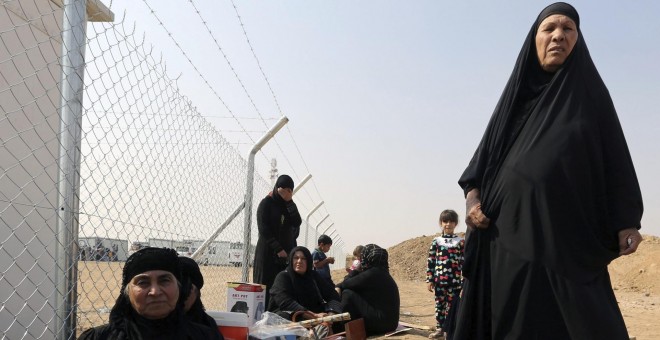 Mujeres iraquíes desplazadas de Mosul  en el centro de personas desplazadas en Khazir, a 37 kilómetros de Mosul, Irak. / EFE