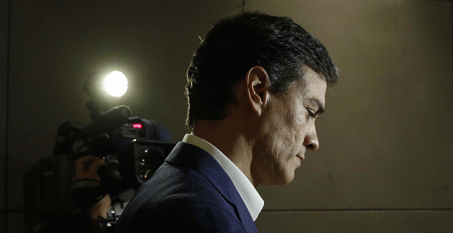 El ya exdiputado Pedro Sánchez durante su comparecencia ante la prensa.- EFE