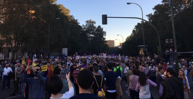 La cabecera de la manifestación Rodea el Congreso llega a Cibeles al grito de: 'PSOE, PP, la misma mierda es'.