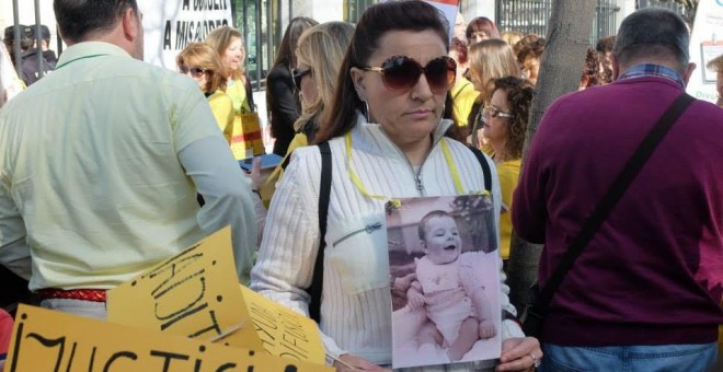 Carmen Atienza ha presentado un escrito a la Fiscalía Provincial de Sevilla en el que denuncia el presunto robo de hasta cinco de sus hermanos siendo aún bebés, entre 1965 y 1972.
