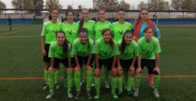 Las jguadoras del CD Femenino Cáceres posan al inicio de un partido de liga. /@CFFCACERES
