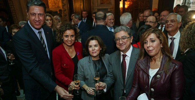 El nuevo delegado del Gobierno en Catalunya, Enric Millo (2d), posa con la vicepresidenta del Gobierno, Soraya Sáenz de Santamaría (c); la ministra de Sanidad, Dolors Monserrat (2i); la presidenta del PPC, Alicia Sánchez Camacho (d), y el líder parlamenta
