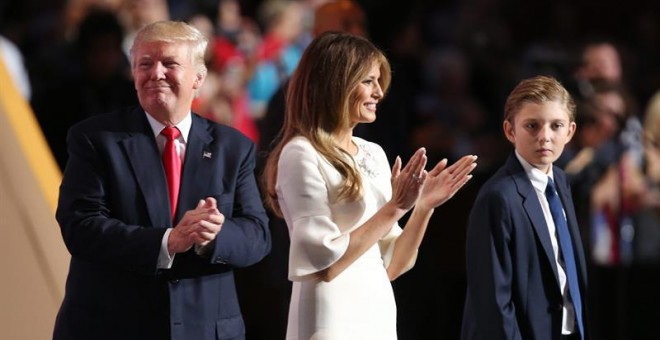 El presidente electo Donald Trump, Melania Trump y su hijo Barron. / EFE