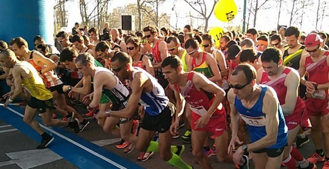 Salida de los corredores participantes en la media maratón de Zaragoza. ZARAGOZA DEPORTE/TWITTER