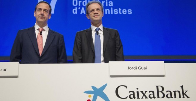 El consejero delegado de CaixaBank, Gonzalo Gortázar (i), y el presidente de CaixaBank, Jordi Gual (d), minutos antes de la junta general ordinaria de accionistas, en Barcelona. EFE/Marta Pérez