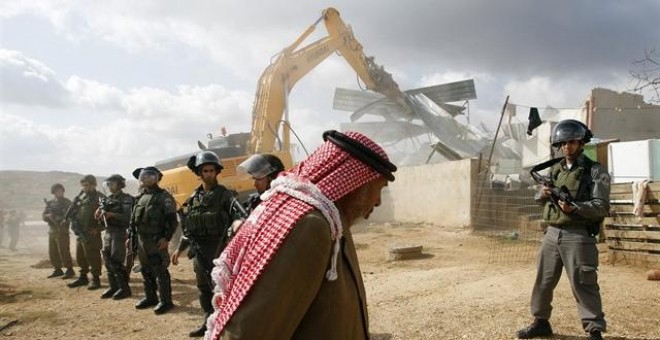 Las autoridades israelíes derrumban una infraestructura en Cisjordania. REUTERS/Mohamad Torokman