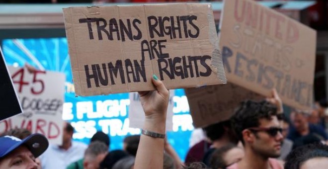 Protesta en Times Square, Nueva York, el pasado mes de julio contra el veto de Trump a los transexuales en el Ejército. /REUTERS