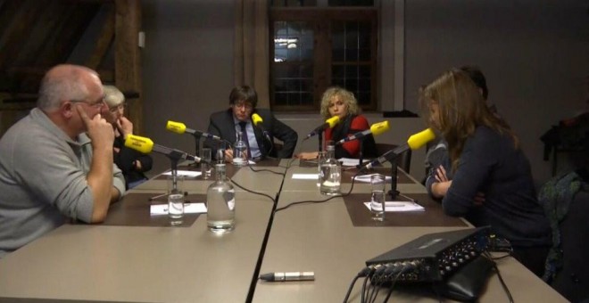 Carles Puigdemont y sus exconsellers durante la entrevista de Mònica Terribas en Bruselas en Catalunya Ràdio. | Twitter