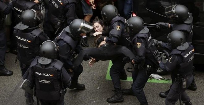 Agentes antidisturbios en la escuela Ramón Llull de Barcelona / EFE