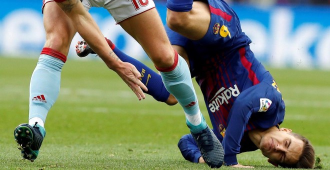 El centrocampista danés del Celta Daniel Wass y el centrocampista del FC Barcelona Denis Suárez durante el partido correspondiente a la decimocuarta jornada de LaLiga Santander disputado en el Camp Nou. EFE/Alberto Estévez.