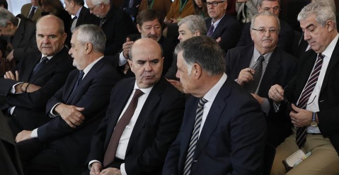 Los expresidentes socialistas Manuel Chaves (i), y José Antonio Griñán (2i), junto a los exconsejeros Gaspar Zarrías y José Antonio Viera (d), en la sala de la Audiencia de Sevilla. /EFE