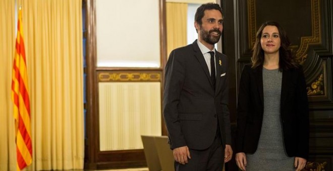 La representante de Ciutadans, Inés Arrimadas (d), con el presidente del Parlament, Roger Torrent, tras la reunión que han mantenido. /EFE