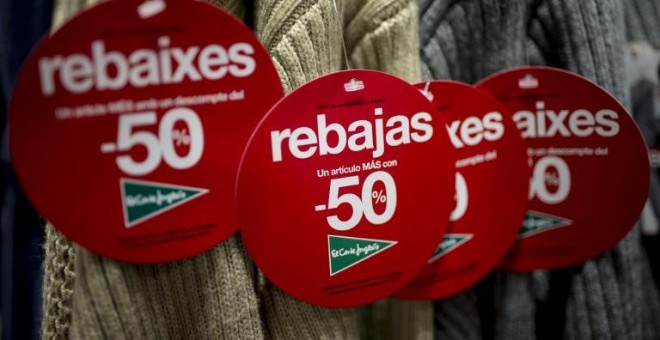 Etiquetas de rebajas en varias prendas en una tienda de El Corte Inglés en Barcelona. AFP/Josep Lago