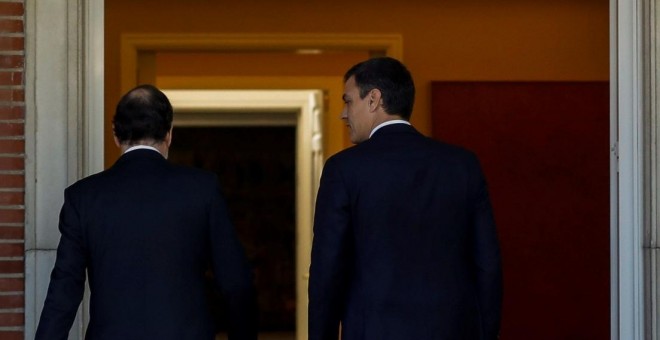 El presidente del Gobierno, Mariano Rajoy, y el líder del PSOE, Pedro Sánchez, a su llegada a la reunión que mantuvieron en el Palacio de la Moncloa. EFE/ Emilio Naranjo