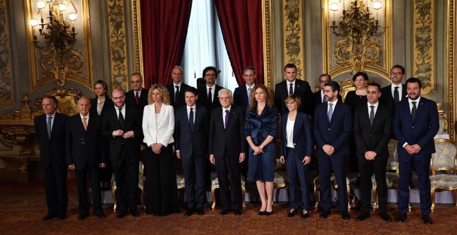 Los nombrados nuevos ministros italianos posan para una foto grupal. EFE
