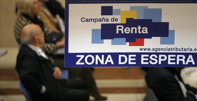 Una oficina de la Agencia Tributaria (AEAT) durante una campaña de la declaración de la renta. EFE/Pérez Cabeza