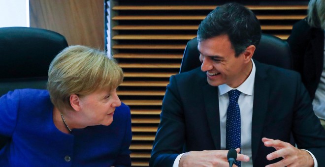 24/06/2018 La canciller alemana Angela Merkel habla con el presidente del Gobierno, Pedro Sanchez, durante la minicumbre sobre inmigración celebrada en Bruselas. REUTERS/Yves Herman