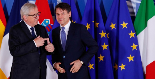 El presidente de la Comisión Europea, Jean-Claude Juncker, da la bienvenida al primer ministro italiano, Giuseppe Conte, al comienzo de una cumbre de emergencia de líderes de la Unión Europea sobre inmigración. REUTERS
