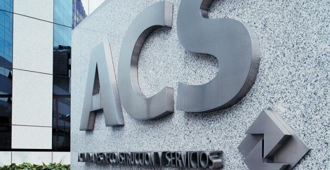 Logo de ACS en el exterior de su sede en Madrid.
