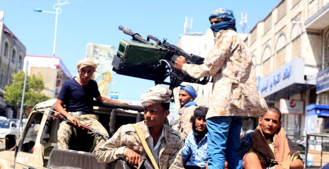 Soldados del Gobierno yemení viajan en un vehículo en la ciudad de Taiz, el pasado 6 de octubre de 2018. / REUTERS - ANEES MAHYOUB