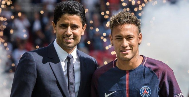 Nasser Al-Khelaifi, presidente del PSG, posa junto a Neymar al ser presentado como nuevo jugador del club parisino.
