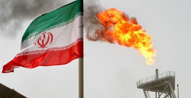 Imagen de una plataforma de producción de petróleo en los campos petrolíferos de Soroush junto a una bandera iraní, en una imagen de archivo. / REUTERS - RAHEB HOMAVANDI