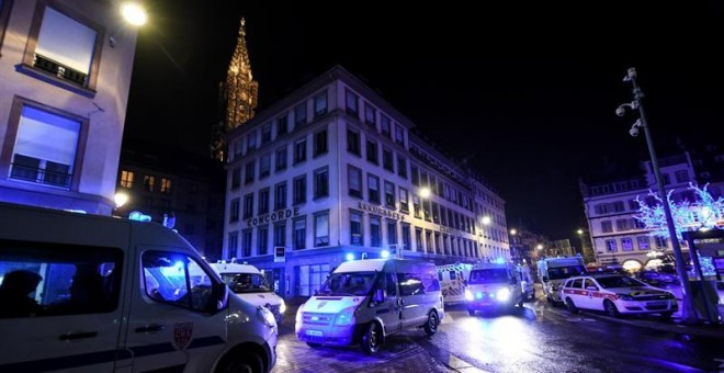 12/12/2018.- Vista de vehículos de emergencia en la zona de un tiroteo mortal, en Estrasburgo (Francia) hoy, miércoles 12 de diciembre de 2018. El dispositivo de seguridad prosigue para localizar al autor del tiroteo, que según el ministro había sido cond