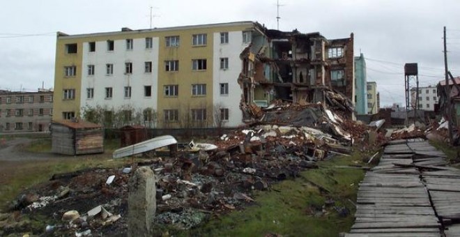 Un edificio de apartamentos en Chersky, Rusia, parcialmente destruido por deshielo del hielo congelado en una de sus secciones / Vladimir Romanovsky