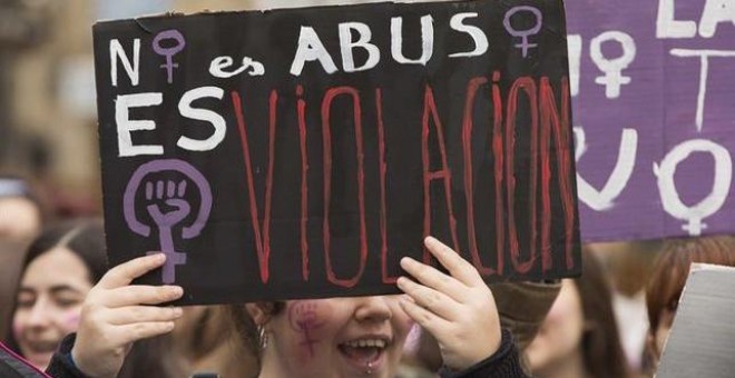 Una pancarta con el lema: 'No es abuso, es violación'. EFE/Archivo